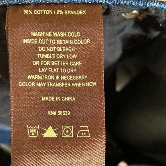 Kut from the Kloth- roll up Bermuda- medium wash- Size 6 - Picture 9 of 10